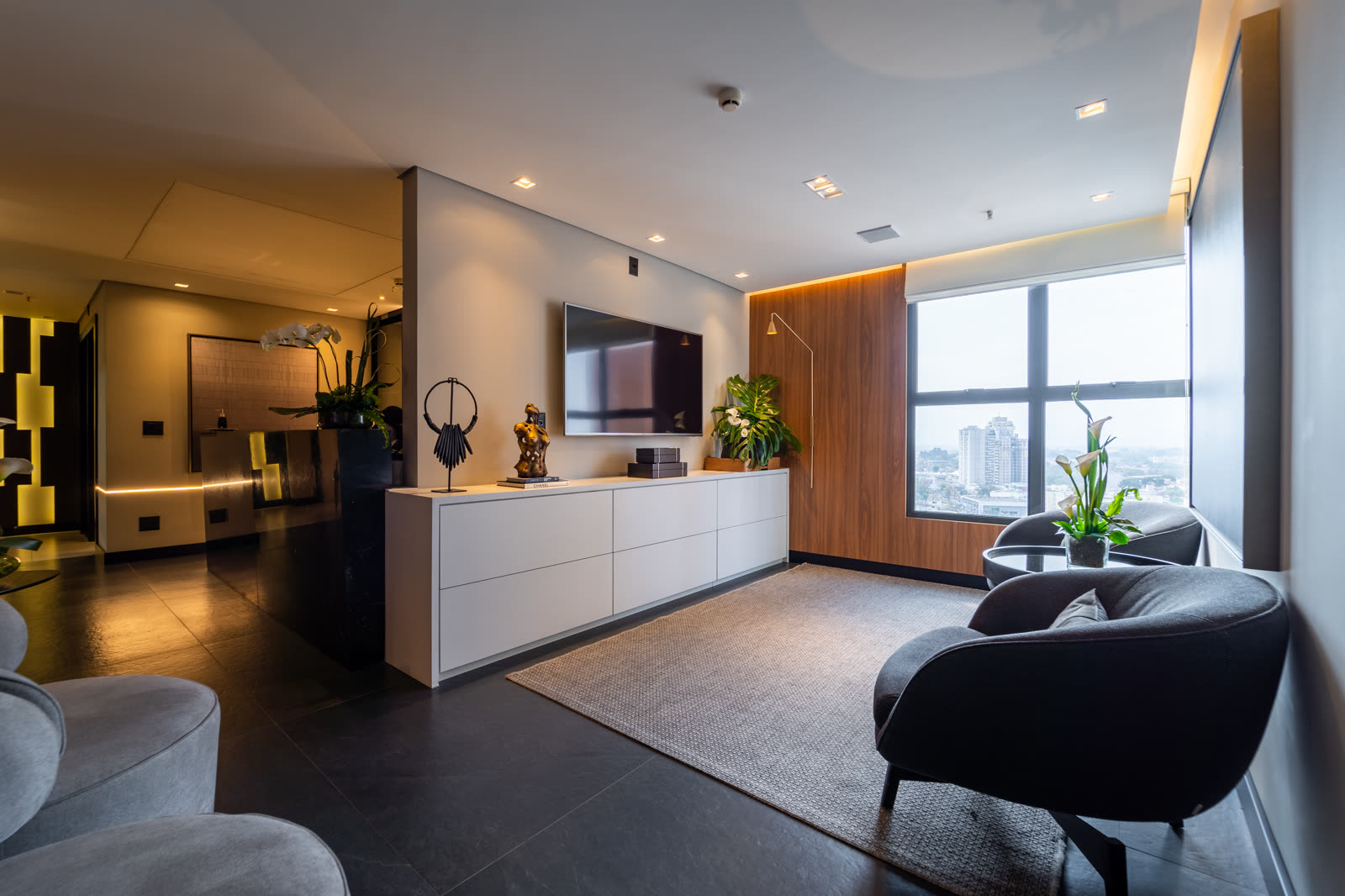 Sala de espera do consultório, com poltronas e janela ampla